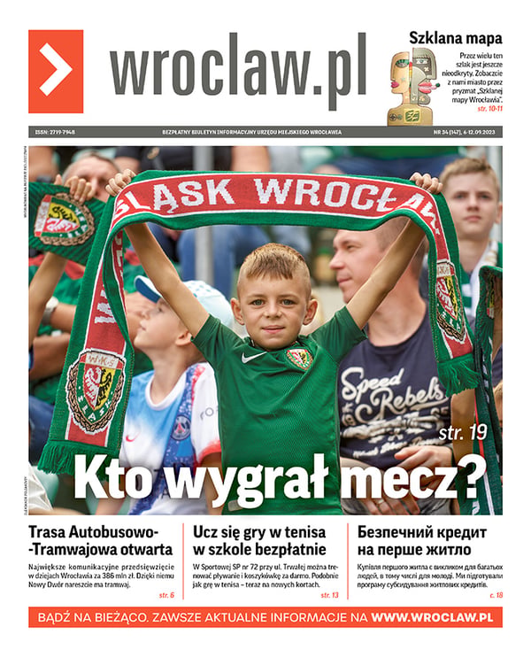 Zdjecie okładki biuletynu - Na zdjęciu chłopiec w zielonej koszulce trzymający w podniesionych rękach szalik kibica z napisem WKS Śląsk Wrocław
