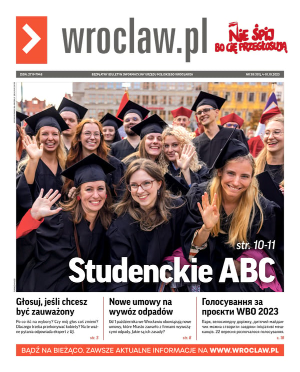 Zdjecie okładki biuletynu - Roześmiani studenci w togach na wrocławskim rynku