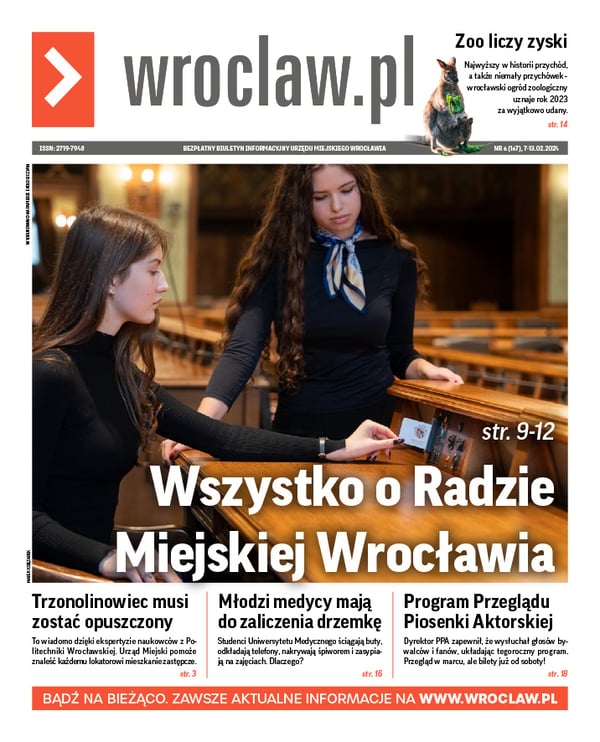 Zdjecie okładki biuletynu - Na zdjęciu dwie dziewczyny z Młodzieżowej Rady Miasta Wrocławia pokazują w sali sesyjnej Rady Miejskiej Wrocławia, jak się głosuje na panelu do głosowania