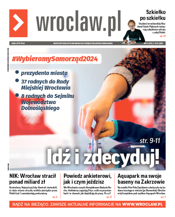 Zdjecie okładki biuletynu - Dwie ręce: kobiety i dziecka wkładają do urny wyborczej kartę do głosowania