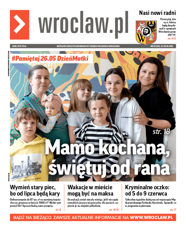 Zdjecie okładki biuletynu - Dwie kobiety z pięciorgiem dzieci w różnym wieku; najmłodsze u mamy w chuście