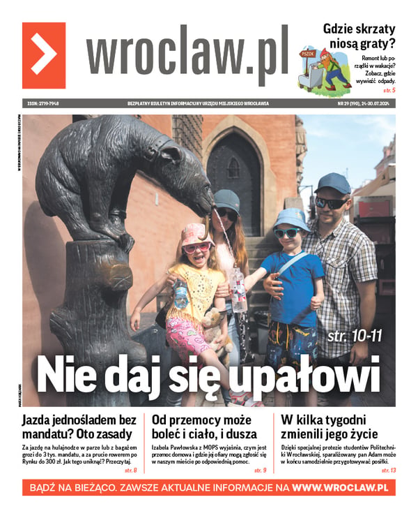 Zdjecie okładki biuletynu - Czteroosobowa rodzina: córka, syn, mama i tata przy fontannie Niedźwiadek przy wrocławskim Ratuszu