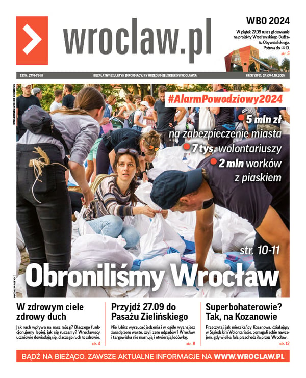 Zdjecie okładki biuletynu - Młoda kobieta siedząc w kucki nad workiem z piaskiem rozmawia z inną - w tle ludzie, którzy zawiązują worki z piaskiem