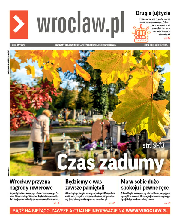 Zdjecie okładki biuletynu - Osoba stojąca przy grobie na cmentarzu jesienią - w pierwszym planie widać czerwone i żółte liście