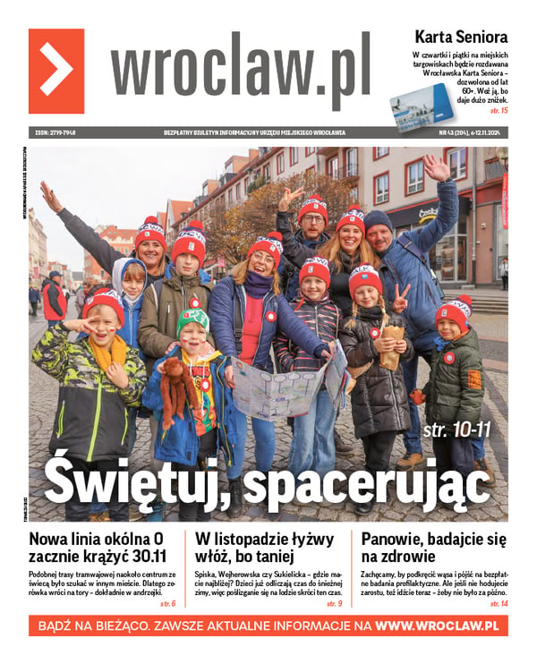 Zdjecie okładki biuletynu - Grupa uśmiechniętych ludzi w czapkach WrocWalk z mapami podczas spaceru w 2023 roku