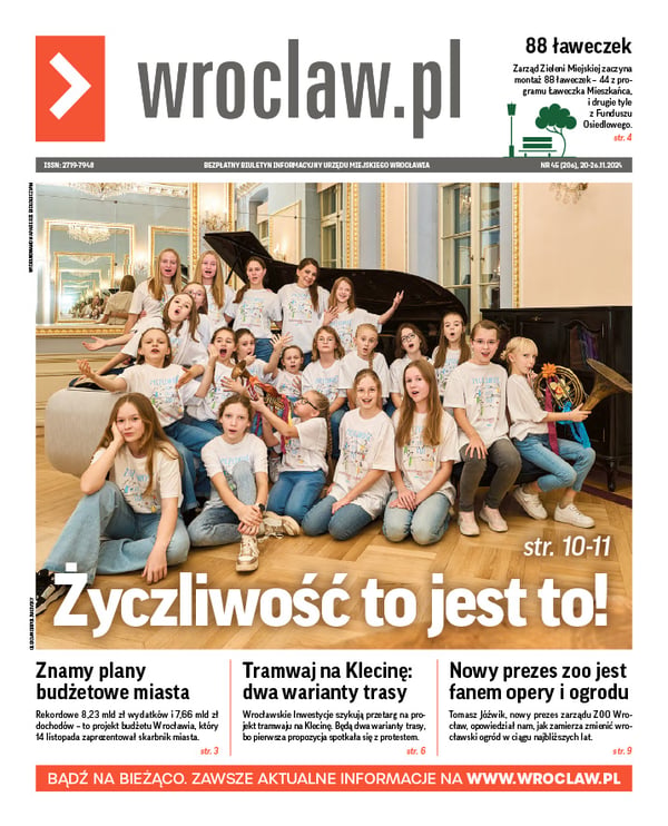 Zdjecie okładki biuletynu - Grupa dzieci przy fortepianie w koszulkach Dnia Życzliwości 