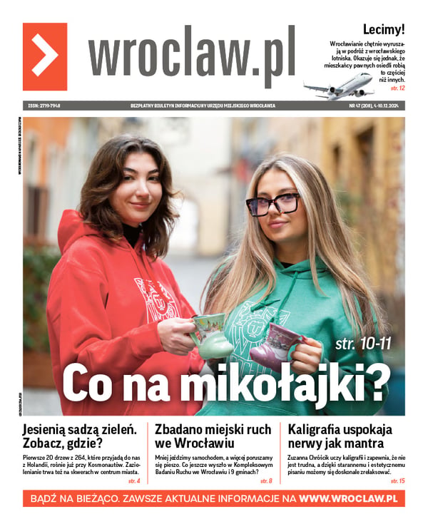 Zdjecie okładki biuletynu - Dwie młode kobiety w bluzach w świątecznych kolorach z kubeczkami w kształcie bucika