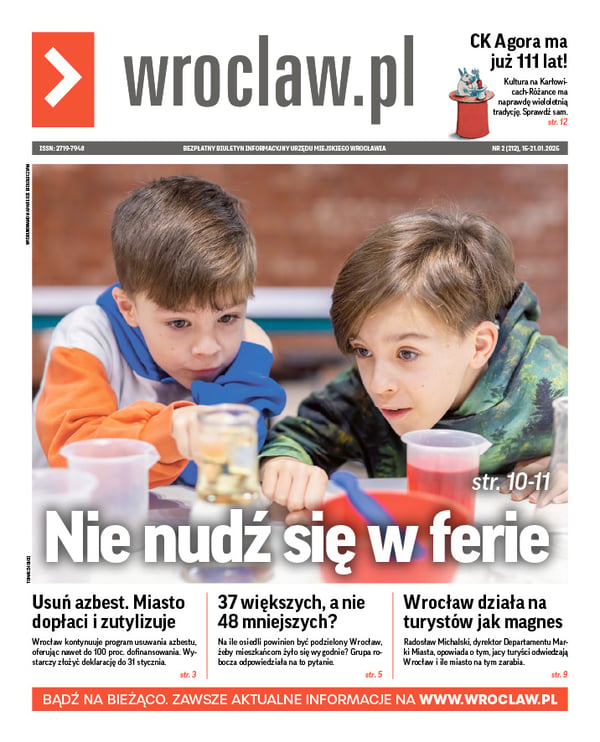 Zdjecie okładki biuletynu - Dwóch chłopców obserwuje doświadczenie chemiczne