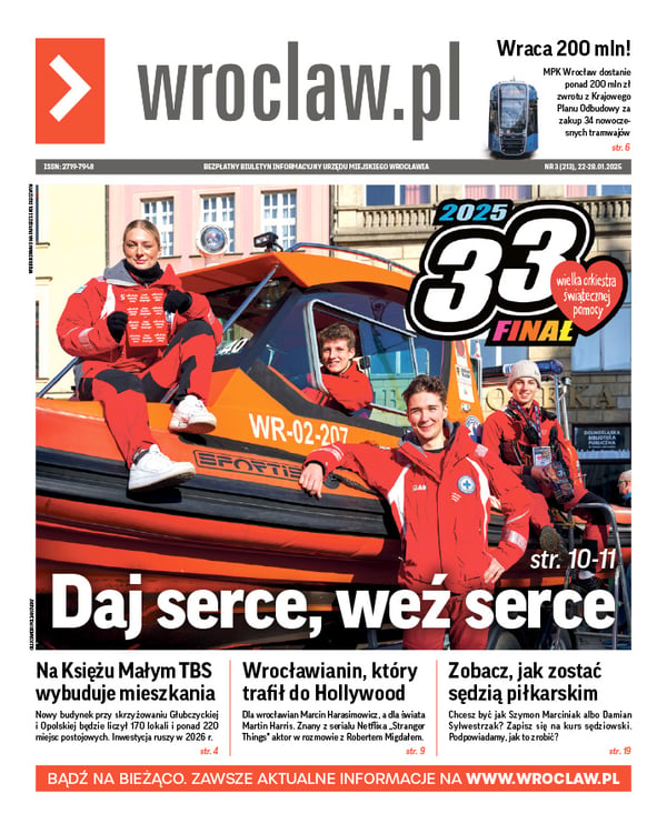 Zdjecie okładki biuletynu - Na zdjęciu pomarańczowa łódź i ratownicy WOPR w czerwonych strojach