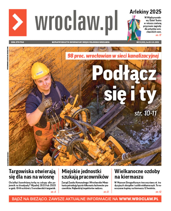 Zdjecie okładki biuletynu - Mężczyzna w żółtym kasku pracujący przy podłączaniu sieci kanalizacyjnej (patrzy do góry w obiektyw, uśmiecha się)