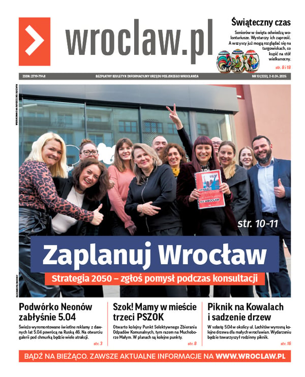 Zdjecie okładki biuletynu - Uczestnicy jednego ze spotkań konsultacyjnych w sprawie dokumentu Strategia 2050 przed budynkiem kawiarni BarBara przy ul. Świdnickiej  
