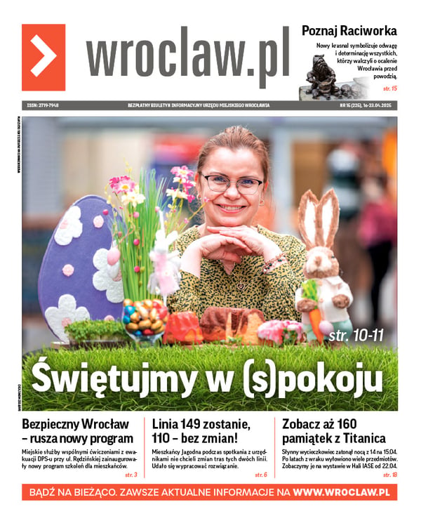 Zdjecie okładki biuletynu - Uśmiechnięta kobieta wśród dekoracji świątecznych