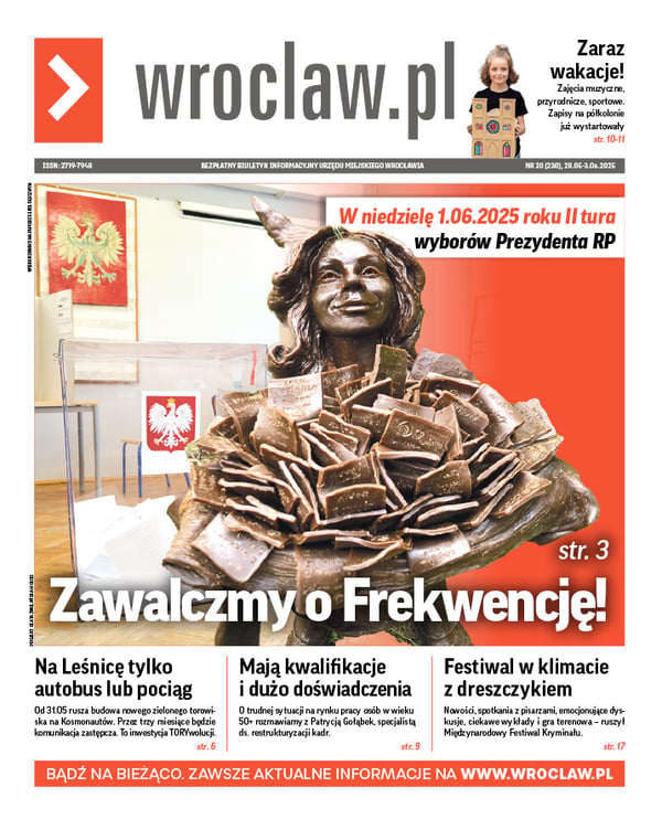 Zdjecie okładki biuletynu - Krasnalka Frekwencja wykonana z wosku trzyma naręcze kart wyborczych, a w tle - urna do głosowania z godłem Polski 