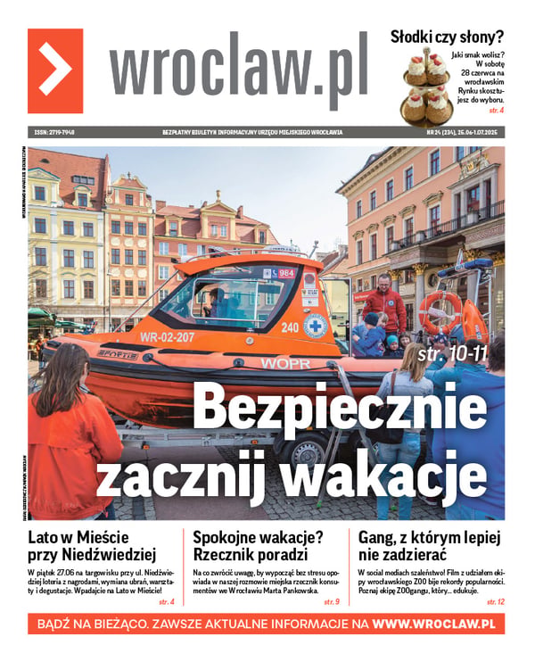 Zdjecie okładki biuletynu - Pomarańczowa motorówka WOPR ustawiona na pl. Solnym, zwiadzana przez dzieci pod opieką ratownika w czerwonym polarze