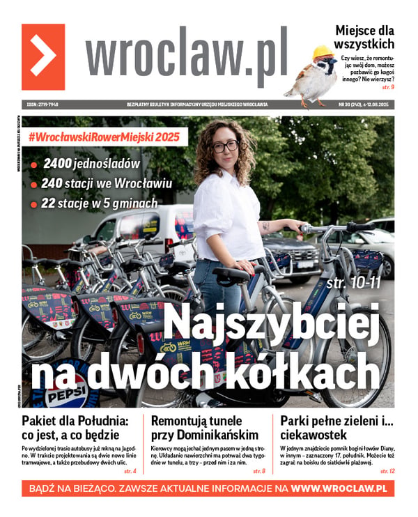 Zdjecie okładki biuletynu - Kobieta prezentuje nowe rowery Wrocławia miejskie na stacji rowerowej. Napis: Najszybciej na dwóch kółkach