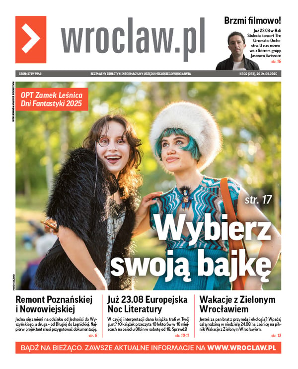 Zdjecie okładki biuletynu - Lato, na tle zieleni stoją dwie młode kobiety fantazyjnie ubrane, jedna w czerni z monoklem, druga w niebieskiej sukience, pod białą futrzaną czapka skrywa niebieskie włosy.  Napis: Wybierz swoją bajkę 