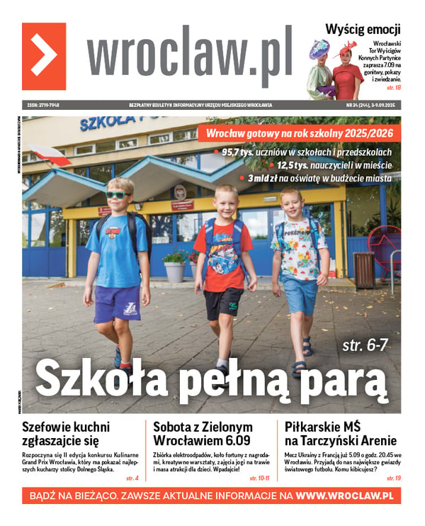 Zdjecie okładki biuletynu - Trzej chłopcy w wieku ok. 7 lat z plecakami przed szkołą