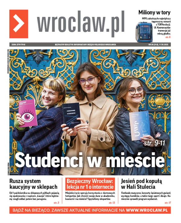 Zdjecie okładki biuletynu - Trzy młode kobiety, studentki z informatorami z uczelni , stoją na tle drzwi gmachu głównego Uniwersytetu Wrocławskiego