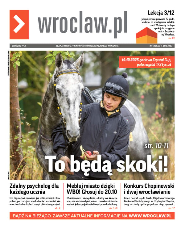 Zdjecie okładki biuletynu - Wrocławski dżokej Paweł Pałczyński podaje czerwone jabłko swojemu koniowi Jadmirowi 
