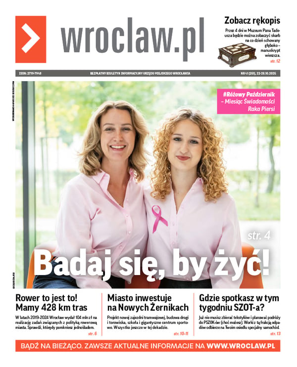 Zdjecie okładki biuletynu - Dwie uśmiechnięte kobiety w jasnoróżowych koszulach: z lewej starsza - mama Mii, z prawej - licealistka Mia 