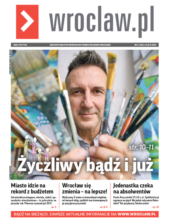 Zdjecie okładki biuletynu - Rysownik Andrzej Tylkowski, twórca grafik na Dzień Życzliwości, pokazuje wszystkie swoje pędzle