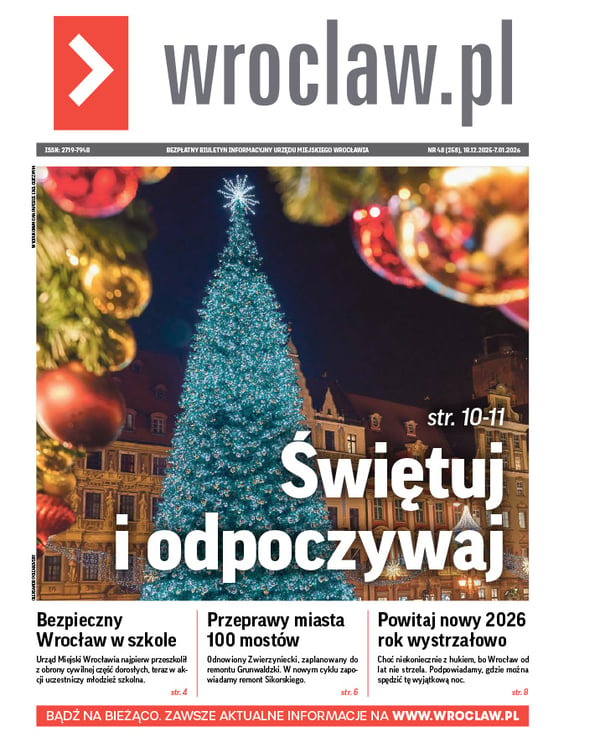 Zdjecie okładki biuletynu - Rozświetlona choinka na tle kamienicy Pod Siedmioma Elektorami nocą, z kolorowymi bombkami po obu stronach zdjęcia, a do tego napis "Świętuj i odpoczywaj"