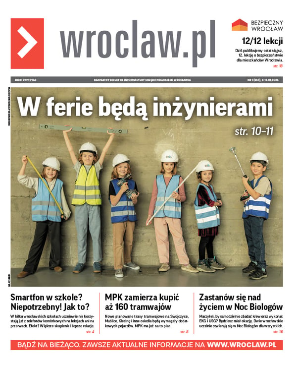 Zdjecie okładki biuletynu - Sześcioro dzieci w kamizelkach odblaskowych i kaskach z metrówką, poziomnicą i innymi przyrządami budowlanymi na tle szatej ściany