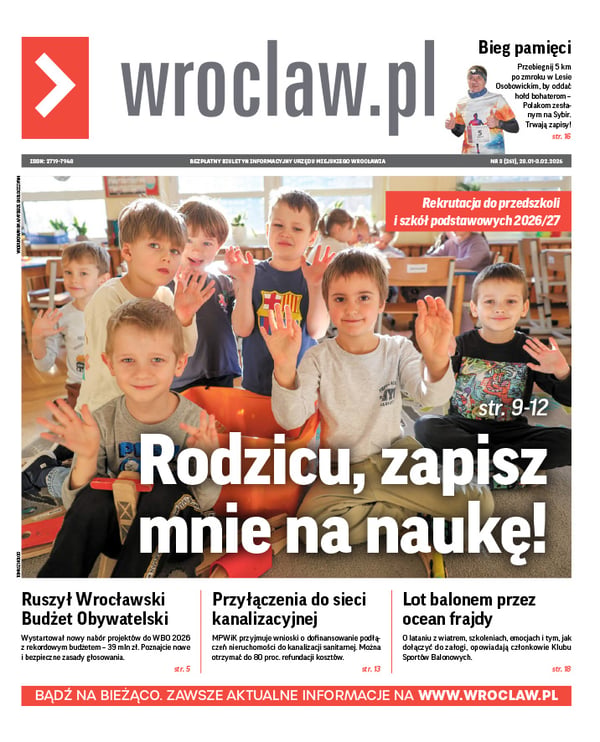 Zdjecie okładki biuletynu - Grupa siedmiu uśmiechniętych chłopców z Przedszkola 149 Tęczowa Polanka we Wrocławiu machających do obiektywu 