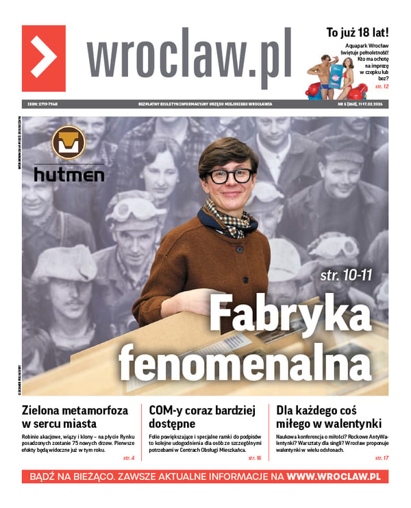 Zdjecie okładki biuletynu - Agata Gabiś, jedna z kuratorek wystawy "Niedziela w Hutmenie" na tle czarno-białego zdjęcia przedstawiającego robotników fabryki Hutmen