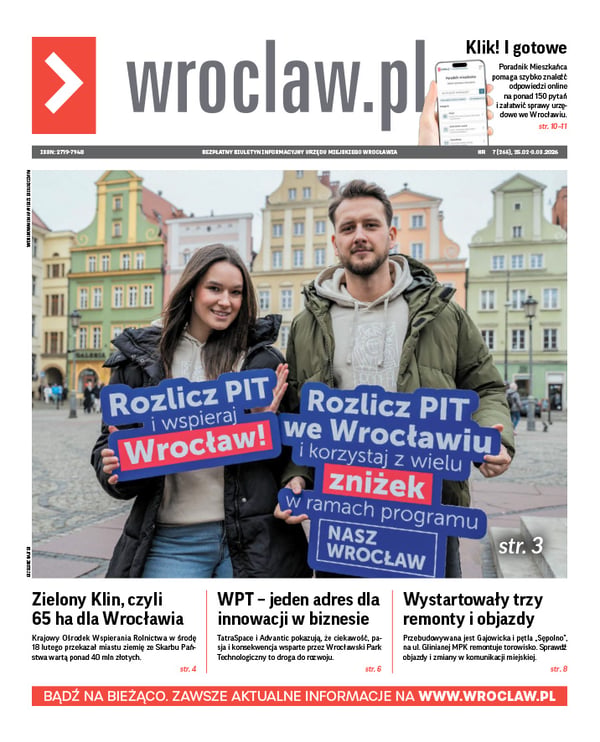 Zdjecie okładki biuletynu - Dwójka młodych osób - kobieta i mężczyzna stoją obok siebie w rynku i trzymają w rękach banery z hasłami: "Rozlicz PIT i wspieraj Wrocław!" i  "Rozlicz PIT we Wrocławiu i korzystaj z wielu zniżek w ramach programu NASZ WROCŁAW"