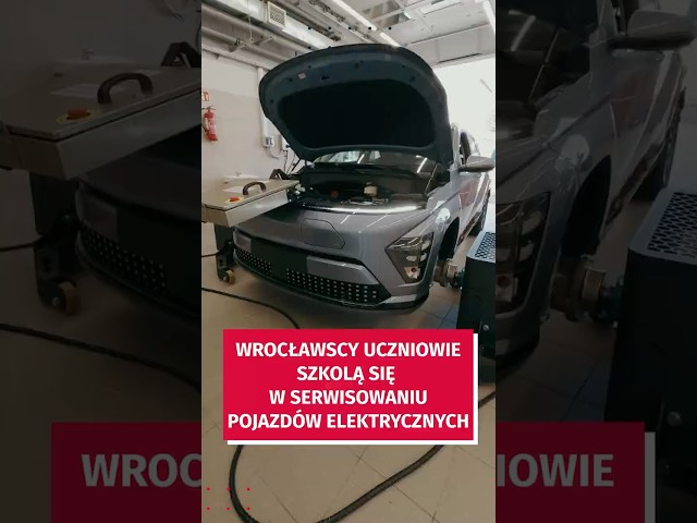 Wideo - Uczą się naprawiać auta elektryczne - otwarto Branżowe Centrum Umiejętności