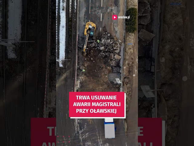 Wideo - Awaria magistrali wodociągowej w centrum Wrocławia. Ekipy MPWiK pracują nad jej usunięciem