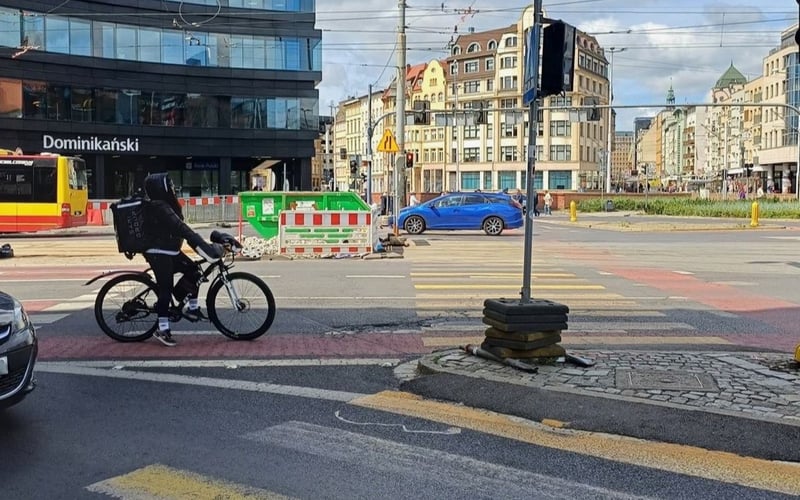 Widok na tymczasowe przejście dla pieszych przez ul. Piotra Skargi na wysokości ulicy Oławskiej