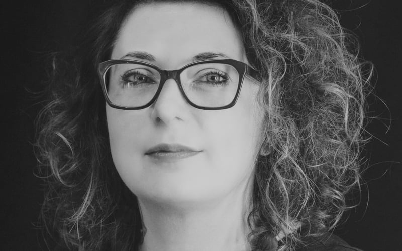 <p>Menadżerka i animatorka kultury. Od 14 lat związana z kulturą w zagłębiu miedziowym. Doświadczona inicjatorka i realizatorka projekt&oacute;w kulturalnych. Założycielka i Prezes Fundacji Kulturolubni.&nbsp;</p> <p>Od ponad czternastu lat moje życie związane jest z kulturą. Podczas studi&oacute;w realizowałam staż do CK &bdquo;ZAMEK&rdquo; we Wrocławiu i wiedziałam, że znalazłam swoje powołanie i niczego innego w życiu zwyczajnie nie chcę robić. Pracowałam w kilku instytucjach kultury, poszukując wyzwań i przestrzeni do działania.&nbsp;</p> <p>W grudniu 2019 r. postanowiłam spełnić jedno z moich marzeń i powołałam do życia Fundację &bdquo;Kulturolubni&rdquo;, kt&oacute;rej mam przyjemność być Prezesem. W 2021 roku rozpoczęłam pracę w CDT w Lubinie, z kt&oacute;rym jestem związana do dziś i kt&oacute;re wsp&oacute;łtworzę niemal od momentu powstania instytucji. W swojej działalności najchętniej inicjuję i realizuję projekty, kt&oacute;re wzmacniają więzi społeczne oraz pozwalają na zachowanie tradycji i dziedzictwa. Uważam się za lokalną patriotkę, zakochaną w regionie zagłębia miedziowego i miedzi. Od zeszłego roku prowadzę jedyne w okolicy warsztaty poświęcone miedzi.&nbsp;</p> <p>DOŚWIADCZENIE:&nbsp;</p> <ul class="wp-block-list"> <li>sierpień 2021 &ndash; obecnie: Centrum Działań Tw&oacute;rczych w Lubinie &ndash; Specjalista ds. organizacji&nbsp;</li> <li>luty 2020 &ndash; obecnie: Fundacja &bdquo;KULTUROLUBNI&rdquo; &ndash; Prezes&nbsp;</li> <li>kwiecień 2019 &ndash; wrzesień 2021: Centrum Kultury w Polkowicach &ndash; Specjalista (Dział Animacji Społeczno-Kulturalnych)&nbsp;</li> <li>kwiecień 2017 &ndash; marzec 2019: Gminny Ośrodek Kultury w Radwanicach &ndash; Animator kultury&nbsp;</li> <li>sierpień 2011 &ndash; marzec 2017: Polkowickie Centrum Animacji &ndash; Specjalista (szef Działu Organizacji)&nbsp;</li> <li>kwiecień 2010 &ndash; marzec 2011: Centrum Kultury Zamek we Wrocławiu&nbsp;</li> </ul> <p>WYKSZTAŁCENIE&nbsp;</p> <ul class="wp-block-list"> <li>studia podyplomowe &ndash; Zarządzanie plac&oacute;wkami kultury (Uniwersytet Ekonomiczny we Wrocławiu), Menedżer Kultury we Wsp&oacute;łpracy Region&oacute;w Unii Europejskiej (Uniwersytet Wrocławski&nbsp;</li> <li>studia &ndash; filologia polska (Uniwersytet Wrocławski), Specjalizacja: Edukacja nieformalna, polonista jako lider i animator społeczności lokalnej&nbsp;</li> </ul> <p>WYBRANE PROJEKTY&nbsp;</p> <ul class="wp-block-list"> <li>&ldquo;Kulturalne Lato&rdquo;&nbsp;</li> <li>&ldquo;Okiem Artysty&hellip; Powiatowe Plenery Artystyczne&rdquo;&nbsp;</li> <li>&ldquo;Z ziemi polkowickiej&hellip; Baśnie i Legendy&rdquo;&nbsp;</li> <li>&ldquo;Muzyka na mieście&rdquo;&nbsp;</li> <li>&ldquo;Niech żyje bal. Senior w Centrum&rdquo;&nbsp;</li> <li>&ldquo;Mieć Miedź&rdquo;&nbsp;</li> <li>&ldquo;Kulturolubny Lubin&rdquo;&nbsp;</li> <li>&ldquo;Sztuka ulicy, sztuka na ulice!&rdquo;&nbsp;</li> </ul> <p><strong>Rekomendacje:</strong></p> <ul class="wp-block-list"> <li>Małgorzata Mędrala (Stowarzyszenie Aktywne dla Gminy Ścinawa)</li> <li>Daniel Horoszczak</li> <li>Agnieszka Kompanicka-Dyczko</li> <li>Kamila Grabka-Levin</li> </ul>