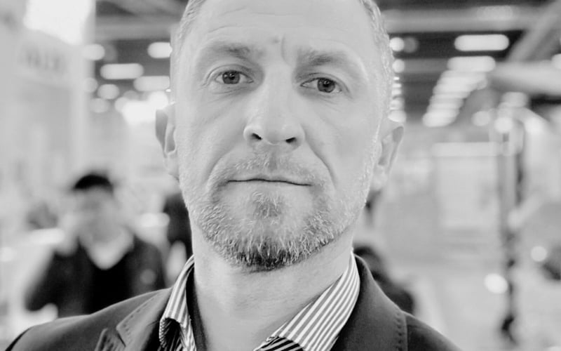 <p>Założyciel grupy &bdquo;Ruinersi na Dolnym Śląsku&rdquo; na Facebooku, przedsiębiorca specjalizujący się w tradycyjnym budownictwie i renowacji. Pasjonat ochrony dziedzictwa architektonicznego Dolnego Śląska.&nbsp;</p> <p>Jestem założycielem grupy Facebook &bdquo;Ruinersi na Dolnym Śląsku&rdquo;, kt&oacute;ra zrzesza ok. 4,4 tys. członk&oacute;w, pasjonat&oacute;w tradycyjnego budownictwa i renowacji zabytk&oacute;w. Moja działalność skupia się na odnawianiu poniemieckich budynk&oacute;w oraz innych obiekt&oacute;w o wartości historycznej, kt&oacute;re często nie są objęte formalną ochroną prawną. Jako przedsiębiorca, działam na rzecz ratowania architektonicznego dziedzictwa Dolnego Śląska, dbając o to, by odnawiane budynki nie tylko zachowały sw&oacute;j unikalny charakter, ale także miały potencjał inwestycyjny.&nbsp;</p> <p>Jednym z moich priorytet&oacute;w jest dążenie do kompromis&oacute;w między oczekiwaniami konserwator&oacute;w zabytk&oacute;w a interesami inwestor&oacute;w. Staram się r&oacute;wnoważyć potrzeby zachowania historycznej wartości budynk&oacute;w z ich przystosowaniem do nowoczesnych funkcji, co jest szczeg&oacute;lnie ważne w przypadku wielu jeszcze obiekt&oacute;w, kt&oacute;re nie są objęte ochroną zabytkową. Takie podejście wymaga odpowiedzialności, wyczucia oraz umiejętności znajdowania rozwiązań, kt&oacute;re sprzyjają zar&oacute;wno ochronie dziedzictwa, jak i wsp&oacute;łczesnym wymaganiom rynku.&nbsp;</p> <p>Staram się także reanimować funkcję &bdquo;Społecznego Opiekuna Zabytk&oacute;w&rdquo;, angażując lokalne społeczności oraz członk&oacute;w naszej grupy w opiekę nad budynkami o wartości historycznej. Moje działania obejmują r&oacute;wnież inicjatywy edukacyjne &ndash; dzielę się wiedzą oraz kontaktami do wykwalifikowanych rzemieślnik&oacute;w i rzeczoznawc&oacute;w, promując właściwe wzorce postępowania w procesie renowacji. Dzięki wsp&oacute;łpracy z ekspertami staram się ułatwiać członkom grupy dostęp do niezbędnych informacji, motywując ich do samodzielnej nauki oraz wdrażania dobrych praktyk w zakresie odnawiania zabytk&oacute;w.&nbsp;</p> <p>Wierzę, że moja praca nie tylko ratuje cenne obiekty historyczne, ale także tworzy przestrzeń dla rozwoju społecznego i kulturowego, zachęcając do inwestowania w dziedzictwo Dolnego Śląska.&nbsp;</p> <p><strong>Rekomendacje:</strong></p> <ul class="wp-block-list"> <li>Marek Sztark</li> <li>Elżbieta Lech-Gotthardt</li> </ul>