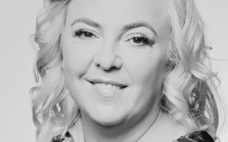 <p>Kulturalnie związana z Ziemią Kłodzką, sołtyska Wojciechowic Gmina Kłodzko. Ambasadorka Twierdzy Kłodzkiej, społeczniczka, przedsiębiorczyni. Inicjatorka wielu wydarzeń kulturalnych.&nbsp;</p> <p>Działalność, doświadczenia oraz osiągnięcia w zakresie kultury:&nbsp;</p> <ul class="wp-block-list"> <li>Robert Stando, reżyser film&oacute;w dokumentalnych, honorowy obywatel Kłodzka, przyjaciel. Gościł wielokrotnie w obiekcie noclegowym zarządzanym przez Barbarę Glińską i w wyniku zawiązanej przyjaźni jak i poszanowania dla jego tw&oacute;rczości zaaranżowany został pok&oacute;j poświęcony jego osobie. Po śmierci Roberta, zawiązała się przyjacielska, nieformalna grupa społeczna, kt&oacute;ra zrealizowała Festiwal film&oacute;w dokumentalnych im. Roberta Stando, wystawę oraz złożyła wniosek (rozpatrzony pozytywnie) na nadanie jednej z kłodzkich ulic nazwy alejka Roberta Stando, gdzie mieści się r&oacute;wnież tablica upamiętniająca jego postać.&nbsp;</li> <li>Organizacja wystawy fotograficznej Jakuba Karolewicza, młodego, kłodzkiego, nader utalentowanego fotografa. Jego nietuzinkowe spojrzenie przez pryzmat aparatu fotograficznego spotyka się z coraz większym zainteresowaniem. Pierwsza wystawa tego artysty zgromadziła tłumy zainteresowanych os&oacute;b jak i zainteresowanie lokalnych medi&oacute;w.&nbsp;</li> <li>wsparcie lokalnych artyst&oacute;w rzemieślnik&oacute;w, Terezia Kalinayova, czeska artystka mieszkająca w Kłodzku. Specjalizuje się w poprawnym historycznie odtwarzaniu dawnego rzemiosła oraz przenoszeniem historii w postaci grafik na przedmiotu użytkowe. Stworzyła replikę grafiki Kłodzka z 1862r. Grafika jest og&oacute;lnodostępna dla os&oacute;b odwiedzających Kłodzko a została ufundowana przez Barbarę Glińską.&nbsp;</li> <li>organizacja, wsp&oacute;łpraca, matronat, sponsoring wielu wydarzeń kulturalnych na Ziemi Kłodzkiej.&nbsp;</li> </ul> <p><strong>Rekomendacje:</strong></p> <ul class="wp-block-list"> <li>Piotr Pawlik</li> <li>Fundacja Dolnośląski Festiwal Muzyczny</li> <li>Joanna Tatarkowska</li> <li>Sigmund Lindner&nbsp;</li> </ul>