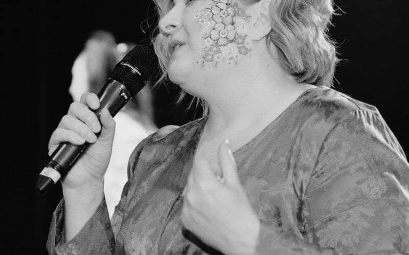 <p>Historyczka sztuki, dziennikarka, pisarka. Prezeska stowarzyszenia boleslawianie.eu, organizatorka autorskich warsztat&oacute;w dla dzieci &bdquo;Jak dział hejt?&rdquo; i festiwalu święta ceramiki Glina Show (Gliniada).&nbsp;</p> <p>Autorka trzech bajek (Garbuska, Dziewczynka-skrzynka i Zaginieni rodzice) i dw&oacute;ch powieści (Joachim i Joachim Zemsta) oraz przewodnik&oacute;w turystycznych po polsku i po francusku: Maroko, Normandia i Prowansja (wyd. ExpressMap).&nbsp;</p> <p>W 2005 stworzyłam i prowadziłam projekty filmowo-edukacyjne dla młodzieży, założyłam w 2006 roku Dyskusyjnego Klubu Filmowego w Bolesławcu. W latach 2005&ndash;2006 byłam instruktorką sztuk wizualnych i animatorka kultury w BOK Bolesławiec oraz prelegentką Nowych Horyzont&oacute;w Edukacji Filmowej (2008&ndash;2015).&nbsp;</p> <p>Od 2018 jestem prezeską stowarzyszenia &bdquo;boleslawianie.eu&rdquo; w ramach stowarzyszenia tworzę: 2018 Warsztaty dla kobiet &bdquo;Liderka też się boi&rdquo; z grantu Parisbas; 2018-2019 Warsztaty z bajkami Bajkoterapia: prelekcje i warsztaty w kilkudziesięciu szkołach i bibliotekach w Polsce; 2018-2024 &ndash; program edukacyjny&nbsp; przeciwdziałającego cyberprzemocy &bdquo;Jak działa hejt?&rdquo;. Z mojego projektu korzystają nauczyciele z całej Polski; 2018-2024 &ndash; organizacja festiwalu Glina Show (Gliniada) artystycznej części największych w Polsce targ&oacute;w ceramiki unikatowej na kt&oacute;ry składają się: warsztaty plastyczne, malowanie glinianym leiwem, warsztaty chodzenia po ogniu, warsztaty lepienia na tradycyjnych kołach garncarskich, zabawy dla najmłodszych w specjalnych basenikach wypełnionych leiwem glinianym, parada Glinolud&oacute;w oraz body painting ceramiczny, malowanie modelek w motywy, kt&oacute;re można zobaczyć na bolesławieckiej ceramice projekt z ceramikami bolesławieckimi w tym z największą Ceramiką Artystyczną Sp&oacute;łdzielnią Rękodzieła Artystycznego. 2023 &ndash; organizacja panelu dla nauczycieli z powiatu bolesławieckiego &bdquo;Zdrowie i ochrona praw dzieci; wykluczanych ze środowisk r&oacute;wieśniczych, w tym dzieci i młodzieży o mniejszościowej orientacji seksualnej&rdquo; dofinansowany z grantu Fundacji Wolontariat R&oacute;wności 2023 &ndash; organizacja Pierwszego Bolesławieckiego Marszu R&oacute;wności; 2024 &ndash; organizacja II Marszu R&oacute;wności podczas Bolesławieckiego Święta Ceramiki&nbsp;</p> <p><strong>Rekomendacje:</strong></p> <ul class="wp-block-list"> <li>Monika Jordan &ndash; Młodzianowska</li> <li>dr Anita Wincencjusz-Patyna</li> <li>Katarzyna Reguła</li> </ul>