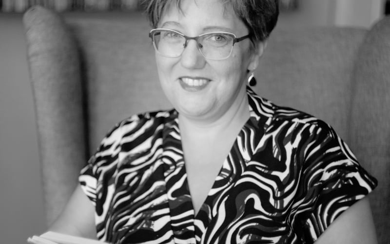 <p>Dyrektor Miejskiej i Powiatowej Biblioteki Publicznej im. Marii Konopnickiej w Lubaniu.&nbsp;</p> <p>Jestem absolwentką bibliotekoznawstwa oraz studi&oacute;w podyplomowych z Administracji i Przedsiębiorczości w Kulturze, co zapewnia mi solidne przygotowanie teoretyczne i praktyczne do pracy w bibliotekach oraz zarządzania instytucjami kultury. Moje kompetencje obejmują zar&oacute;wno aspekty pracy bibliotekarza, jak i zarządzania, co pozwala mi skutecznie łączyć te role.&nbsp;</p> <p>Jako bibliotekarz-praktyk i osoba zarządzająca instytucjami kultury mam wieloletnie doświadczenie. Przez 16 lat byłam dyrektorem miejsko-gminnego ośrodka kultury, w kt&oacute;rego strukturach znajdowały się biblioteki. Od 4 lat pełnię funkcję dyrektora miejskiej i powiatowej biblioteki w mieście liczącym ok. 17 tysięcy mieszkańc&oacute;w. Aktywnie działam na rzecz rozwoju biblioteki i jej znaczenia w środowisku miejskim oraz ośrodku kultury w gminie wiejsko-miejskiej.&nbsp;</p> <p>Posiadam bogate doświadczenie w organizacji życia kulturalnego i aktywizacji społeczności lokalnej. Dzięki pracy nad pisaniem i realizacją wniosk&oacute;w o granty skutecznie pozyskuję środki na projekty kulturalne, co pozwala na rozwijanie oferty biblioteki. Od ponad 10 lat organizuję lokalne konferencje &bdquo;Zainspiruj się!&rdquo;, kt&oacute;re mają na celu inspirowanie bibliotekarzy do kreatywności i innowacyjnego podejścia do pracy, a także przełamywania stereotyp&oacute;w związanych z bibliotekami.&nbsp; Prowadzę także szkolenia z partnerstw lokalnych, sieciowania i aktywności Lokalnych Grup Działania oraz konsultacje dotyczące pisania wniosk&oacute;w o granty, wspierając lokalnych działaczy w pozyskiwaniu funduszy.&nbsp;</p> <p>Jestem zwolenniczką bibliotek aktywnych i otwartych na potrzeby społeczności lokalnej. Moim celem jest budowanie miejsc, kt&oacute;re oferują nie tylko dostęp do wiedzy, ale także stają się centrami życia kulturalnego i społecznego. W pracy staram się inspirować innych, pokazując, że biblioteka może być nowoczesnym i dynamicznym miejscem, pełnym pasji i zaangażowania.&nbsp;</p> <p><strong>Rekomendacje:</strong></p> <ul class="wp-block-list"> <li>Wioletta Olech</li> </ul>