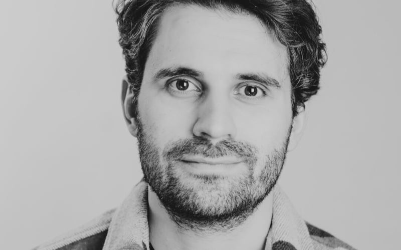 <p>Aktor, społecznik, Menadżer i animator kultury.&nbsp;&nbsp;</p> <p>Od kiedy ukończyłem szkołę teatralną, wiedziałem, że chcę robić coś więcej, niż odgrywać przypisaną mi rolę. Dlatego wsp&oacute;lnie z kompanami założyłem Teatr Układ Formalny &ndash; niezależną fundację, kt&oacute;ra sztuką przeciwdziała wykluczeniom i otwiera na r&oacute;żnorodność.&nbsp;</p> <p>Wierzę, że tw&oacute;rczość potrafi zmieniać i rozwijać w człowieku to, co najpiękniejsze. To przekonanie realizuję między innymi w pracy z tak zwaną &bdquo;trudną&rdquo; młodzieżą w ośrodkach wychowawczych. Prowadzę&nbsp; także warsztaty z wykorzystania kreatywności w pracy z zespołem i lokalnymi społecznościami.&nbsp;</p> <p>Dużo w życiu chodzę, zwłaszcza po dolnośląskich ścieżkach, małych i dużych miejscowościach. O swoich przejściach opowiadam w internecie. Tworzę filmy o nieoczywistych atrakcjach turystycznych czy&nbsp; nietuzinkowych muzeach, kt&oacute;re odwiedzam. Wymyślam i przygotowuje projekty kt&oacute;re łączą lokalne dziedzictwo z potencjałem sztuki i grywalizacji. Prywatnie, z własnej i nieprzymuszonej woli, interesuję się transportem i infrastrukturą publiczną.&nbsp;</p> <p><strong>Rekomendacje:</strong></p> <ul class="wp-block-list"> <li>Maciej Wisniewski</li> </ul>