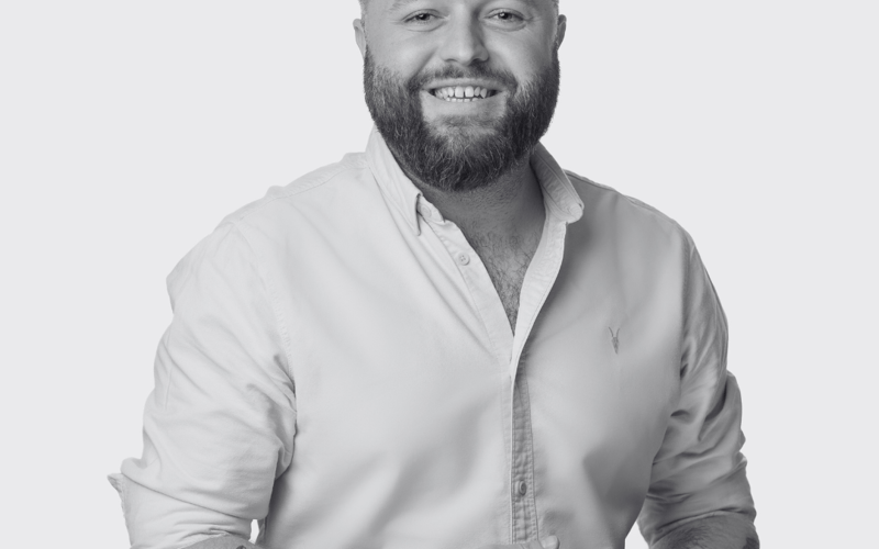 <p>Animator kultury (obecnie Dyrektor Ziębickiego Centrum Kultury), samorządowiec (radny Powiatu Strzelińskiego w kadencji 2024-2029), aktywny uczestnik życia kulturalnego;&nbsp;&nbsp;&nbsp;</p> <p>Jestem absolwentem studi&oacute;w humanistycznych I i II stopnia (licencjat &ndash; Dziennikarstwo muzyczne; studia magisterskie &ndash; Kultura i media) na Dolnośląskiej Szkole Wyższej we Wrocławiu (obecnie Uniwersytet Dolnośląski DSW Wrocław).&nbsp;</p> <p>Od najmłodszych lat jestem związany przedsięwzięciami kulturalnymi realizowanymi na terenie Gminy Strzelin.&nbsp;</p> <p>W latach 2015-2017 pracowałem w Strzelińskim Ośrodku Kultury, gdzie byłem odpowiedzialny m. in. za realizację projekt&oacute;w kulturalnych i infrastrukturalnych oraz promocję. Wdrażałem projekt realizowany ze środk&oacute;w MKiDN, w ramach kt&oacute;rego zakupiono sprzęt umożliwiający prowadzenie działalności kinowej oraz oświetlenie i nagłośnienie sceniczne. Ponadto koordynowałem realizację spektakli w ramach Programu TEATR POLSKA oraz działania w ramach Festiwalu Literacko-Artystycznego PRETEXTY.&nbsp;</p> <p>Byłem także autorem zwycięskiego projektu pn. &bdquo;Wspieramy nasz dom, dom kultury!&rdquo;, kt&oacute;ry był realizowany w ramach Strzelińskiego Budżetu Obywatelskiego w roku 2019. W ramach projektu do ośrodka zakupiono, m.in. fortepian, a także dodatkowe wyposażenie strzelińskiej sceny.&nbsp;</p> <p>W lutym 2017 roku rozpocząłem pracę w Urzędzie Miejskim w Ziębicach, gdzie zajmowałem się, m. in. projektem rewitalizacji budynku byłego Kościoła Ewangelickiego i utworzenia w nim przestrzeni dla wydarzeń społeczno-kulturalnych. Byłem r&oacute;wnież gł&oacute;wnym pomysłodawcą programu wydarzeń związanych z obchodami 750. rocznicy zapisania pierwszego polskiego zdania w Księdze henrykowskiej. W ramach tego przedsięwzięcia zorganizowaliśmy, m. in. spotkanie autorskie z Katarzyną Nosowską, koncerty Czesława Mozila, zespołu Mikromusic, Kosy, czy Marcina Januszkiewicza.&nbsp;</p> <p>Od września 2021 roku pełnię funkcję dyrektora Ziębickiego Centrum Kultury. W listopadzie 2021 roku, rozpoczęliśmy wsp&oacute;łpracę z ASP we Wrocławiu, w ramach kt&oacute;rej zorganizowaliśmy w Ziębicach już ponad dziesięć wystaw prezentujących sztukę wsp&oacute;łczesną. W codziennej pracy staram się, aby ZCK było miejscem wyjątkowych wydarzeń kulturalnych.&nbsp;</p> <p><strong>Rekomendacje:</strong></p> <ul class="wp-block-list"> <li>Fundacja Żywe Kultury</li> </ul>