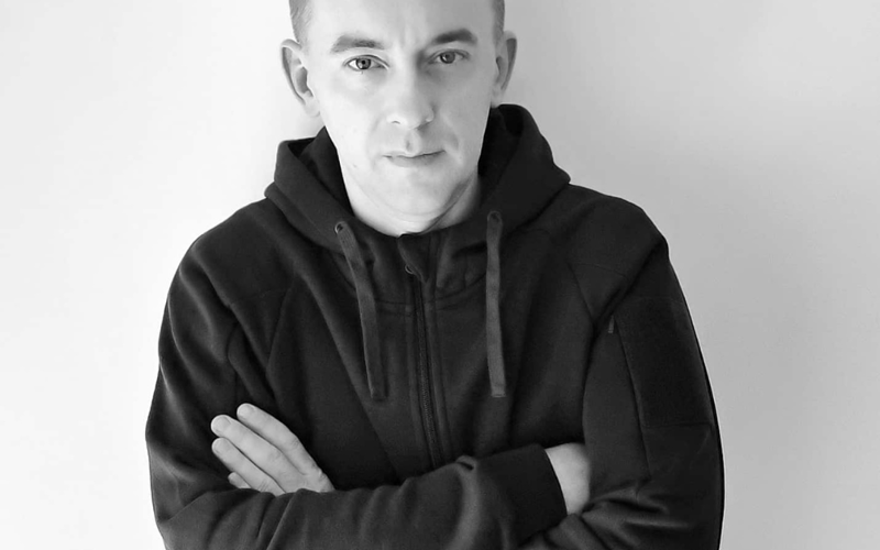 <p>Tw&oacute;rca drewnianych form piernikarskich, autor reportażu &bdquo;Co widziała Matka B. Opowieści z Barda&rdquo;, wyr&oacute;żniony stypendium wojew&oacute;dztwa dolnośląskiego w 2023 roku.&nbsp;</p> <p>Tomasz Karamon jest cenionym tw&oacute;rcą drewnianych form piernikarskich oraz autorem literatury non-fiction, koncentrującym się na zachowaniu i promowaniu dziedzictwa kulturowego Dolnego Śląska, szczeg&oacute;lnie Barda &ndash; miejscowości o bogatej historii i tradycji. Z wykształcenia politolog, od ponad dekady poświęca się rzeźbieniu form piernikarskich, będąc jednym z ostatnich tw&oacute;rc&oacute;w tej unikalnej sztuki w regionie. W 2023 roku został wyr&oacute;żniony stypendium Wojew&oacute;dztwa Dolnośląskiego w dziedzinie dziedzictwa kulturowego, co podkreśliło jego wkład w zachowanie tradycji i promowanie lokalnej historii. Jego działalność artystyczna i literacka obejmuje m.in. wydany w 2024 roku przez Mariusza Szczygła z Wydawnictwa Dowody reportaż &bdquo;Co widziała Matka B. Opowieści z Barda&rdquo;, łączącą elementy reportażu z rekonstrukcją historii miasta, jego mieszkańc&oacute;w oraz kultu Matki Boskiej Bardzkiej, najstarszej drewnianej figurki sakralnej w Polsce. Karamon realizuje r&oacute;wnież w internecie, gdzie na facebooku od 2013 roku prowadzi projekt &bdquo;Bardo &ndash; na tropie tajemnic historii&rdquo;, kt&oacute;ry koncentruje się na odkrywaniu mało znanych aspekt&oacute;w dziej&oacute;w Barda. Łączy badania archiwalne z opowieściami mieszkańc&oacute;w, legendami i przekazami ustnymi, przybliżając nieoficjalne, często zapomniane narracje. Projekt promuje lokalne tradycje oraz angażuje społeczność poprzez wystawy, publikacje i wydarzenia kulturalne, inspirując do odkrywania ukrytych wartości w lokalnym dziedzictwie. Karamon jest r&oacute;wnież aktywnie zaangażowany w działalność społeczną i kulturalną jako członek Towarzystwa Miłośnik&oacute;w Ziemi Kamienieckiej, przyczyniając się do prowadzenia Kamienieckiej Izby Pamiątek. Jego projekty łączą sztukę z literaturą, ożywiając zapomniane tradycje i zainteresowując wsp&oacute;łczesnych odbiorc&oacute;w lokalnym dziedzictwem kulturowym. Dzięki swoim działaniom skutecznie łączy przeszłość z teraźniejszością, inspirując innych do odkrywania i pielęgnowania lokalnej historii.&nbsp;</p> <p><strong>Rekomendacje:</strong></p> <ul class="wp-block-list"> <li>Fundacja Joanny Lamparskiej</li> <li>Towarzystwo Miłośnik&oacute;w Ziemi Kamienieckiej</li> </ul>