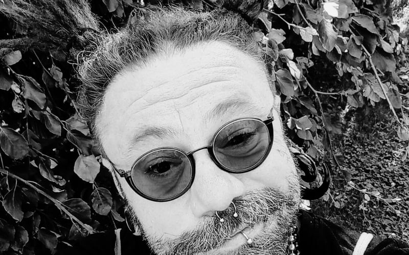 <p>Animator Kultury, Instruktor przy LCK, Koordynator Wolontariatu LuCeK (wolontariat kultury), Prezes Jimi Karankievitch Foundation, Wiceprezes SDAiK &bdquo;FABRYKA TW&Oacute;RCZOŚCI&rdquo;, student psychologii&nbsp;</p> <p>Aktywny uczestnik życia kulturalnego Legnicy i Dolnego Śląska od ponad 25 lat.&nbsp;</p> <p>Z wykształcenia Animator Kultury (Państwowe Pomaturalne Studium Kształcenia Animator&oacute;w Kultury i Bibliotekarzy &bdquo;SKIBA&rdquo; we Wrocławiu).&nbsp;</p> <p>W czasie minionego ćwierćwiecza wsp&oacute;łpracował m.in. z legnicką Galerią Sztuki, zar&oacute;wno jako wolontariusz jak i uczestnik wystaw i imprez towarzyszących Festiwalowi Srebro.&nbsp;</p> <p>Jako uczestnik Otwartej Pracowni Sztuki, działającej przy Galerii, w 2011 roku zrealizował wystawę indywidualną &bdquo;INTRO&rdquo;.&nbsp;</p> <p>Amatorsko: aktor &ndash; reżyser &ndash; scenograf &ndash; plastyk &ndash; poeta; gościnnie pojawia się, statystując w spektaklach, na deskach Teatru im Heleny Modrzejewskiej w Legnicy.&nbsp;</p> <p>Wsp&oacute;łtworzył i wsp&oacute;łpracował w projektach niezależnych: teatr Owacja, Grupa Artystyczna Noc, Teatr Anagram, Ośrodek Nowy Świat w Legnicy.&nbsp;</p> <p>Jest pomysłodawcą, koordynatorem, reżyserem, scenarzystą i aktorem w projekcie &bdquo;STRYCHY MIASTA objazdowy dom kultury&rdquo; zrealizowanym w ramach Mikrogrant&oacute;w ESK 2016 realizowanych przez OKIS we Wrocławiu.&nbsp;</p> <p>Od 2008 roku wiceprezes Stowarzyszenia Działań Artystycznych i Kulturalnych &bdquo;FABRYKA TW&Oacute;RCZOŚCI&rdquo; a od września 2023 fundator i prezes Jimi Karankievitch Foundation, kt&oacute;rej celem jest rehabilitacja, resocjalizacja i rewitalizacja legnickiego Zakaczawia, na początek ta socjo-społeczna i kulturowa.&nbsp;</p> <p>Od 2021 roku zawodowo związany z Legnickim Centrum Kultury im. Henryka Karlińskiego, gdzie pełnię funkcję Instruktora ds. Animacji i Organizacji Kultury. Koordynator Wolontariatu LuCeK działającego przy instytucji (wolontariat działający na rzecz kultury w mieście).&nbsp;</p> <p>W 2021 roku, w partnerstwie z Legnickiem Towarzystwem Społeczno &ndash; Kulturalnym, zrealizował Konkurs Recytatorski &bdquo;R&oacute;żewicz i Kolumbowie&rdquo;. Projekt dofinansowano z budżetu samorządu Wojew&oacute;dztwa Dolnośląskiego.&nbsp;</p> <p>Działa na rzecz wsp&oacute;łpracy międzyinstytucjonalnej w strefie kultury w mieście, jednocześnie stawiając na decentralizację działań i wyjście z nimi &bdquo;do ludzi&rdquo;, animowanie społeczności lokalnych.</p> <p><strong>Rekomendacje:</strong></p> <ul class="wp-block-list"> <li>Justyna Teodorczyk</li> </ul>