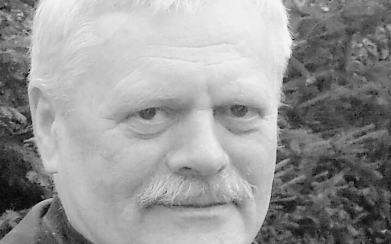 <p>Rzeźbiarz, tw&oacute;rca instalacji i happening&oacute;w w Polsce i na świecie, krytyk sztuki. Profesor: Akademii Sztuk Pięknych, Wyższej Szkoły Humanistycznej. Dziennikarz, działacz społeczny. &nbsp;</p> <p>Profesor Zbigniew Makarewicz 1990 &ndash; 2016 w ASP, od 2017 w Wyższej Szkole Humanistycznej we Wrocławiu. Laureat złotej Gloria Artis 2022. Po&nbsp; studiach&nbsp; w&nbsp; Państwowej Wyższej Szkole Sztuk Plastycznych w 1965 r. zamieszkał we Wrocławiu. Działacz Związku Polskich Artyst&oacute;w Plastyk&oacute;w (1989 &ndash; 93 prezes ZG ZPAP) i&nbsp;&nbsp; Stowarzyszenia&nbsp; Dziennikarzy Polskich (2019 &ndash; 22 V-prezes Oddziału Dolnośląskiego).&nbsp; Organizator ruchu artystycznego (np. Plenery Dolnośląskie, Galeria &bdquo;X&rdquo; &ndash; ZPAP). Swoje prace pokazywał na 25 wystawach indywidualnych&nbsp;&nbsp; i 33 zbiorowych w kraju i za granicą (rzeźba, rysunek, malarstwo, instalacje, parateatr). W nurcie neoawangardy wsp&oacute;łpracował z alternatywnymi galeriami m.in. &bdquo;Pod Moną Lisą&rdquo; Jerzego Ludwińskiego, &bdquo;Babel&rdquo; Barbary Kozłowskiej, &bdquo;Działań&rdquo; Freda Ojdy w Warszawie, Richarda Demarco w Edynburgu, &bdquo;Modern Art Museum&rdquo; Gerarda Bluma &ndash; Kwiatkowskiego w Niemczech i &bdquo;Labirynt&rdquo; Andrzeja Mroczka w Lublinie. W latach 1981 &ndash; 1989&nbsp; działał w Ruchu Kultury Niezależnej m.in. w galerii &bdquo;Na Ostrowie&rdquo; (oddział Muzeum Archidiecezjalnego we Wrocławiu). Represjonowany 1982 &ndash; 84 za działalność na rzecz NSZZ Solidarność. Od 1972 roku krytyk sztuki i publicysta&nbsp; oraz autor studi&oacute;w z historii wsp&oacute;łczesnej&nbsp; tw&oacute;rczości plastycznej Ziem Zachodnich, a&nbsp; w tym&nbsp; poważniejsze opracowania:&nbsp; Plastyka &ndash; zaw&oacute;d i powołanie; dynamika rozwoju&nbsp; środowiska na Dolnym Śląsku w latach 1945 &ndash; 1975, (w:) Prof. S. Trznadlowski&nbsp; (red.) Kultura na Dolnym Śląsku, PWN, Wrocław, 1977; Pozaekonomiczne czynniki wzrostu, (w): Waszkiewicz J. (red.)&nbsp; Zgadywanie teraźniejszości, Wrocław&nbsp; 1994; Poland-Scotland Mutual Inspirations in Modern Art., (w:)&nbsp; Poland on the eve&nbsp; of EU membership, Georg Blazyca (ed.), European Studies&nbsp; 2003/01, University of Paisley, UK; Wrocławski eksperyment w sztuce 1945 &ndash; 2021/ Wrocław experiments in art 1945 &ndash; 2021. (w:)&nbsp; Quart 2021, 4 (s. 32 &ndash; 58), Wrocław. Sylwetki dolnośląskich plastyk&oacute;w i&nbsp; tw&oacute;rc&oacute;w działających w nowych formach publikował w katalogach wystaw i w prasie.&nbsp;</p> <p><strong>Rekomendacje:</strong></p> <ul class="wp-block-list"> <li>Stowarzyszenie Dziennikarzy Polskich</li> </ul>