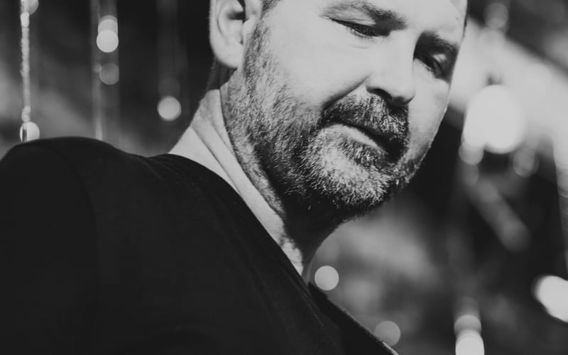 <p>Muzyk pasjonat, gitarzysta basowy, animator kultury, członek PSJ Wrocław, działacz społeczny i kulturalny, organizator wydarzeń artystycznych: koncert&oacute;w, festiwali, warsztat&oacute;w muzycznych, wernisaży.&nbsp;</p> <p>Ważniejsze zorganizowane / wsp&oacute;łorganizowane wydarzania:&nbsp;</p> <ul class="wp-block-list"> <li>organizacja koncert&oacute;w: Jan Izba Izbiński, Jan Ptaszyn Wr&oacute;blewski Quartet, Funky Groove, Krzysztof &bdquo;Puma&rdquo; Piasecki Band, Leszek Cichoński, Dorota Miśkiewicz, Artur Dudkiewicz, Moonlight Walk Jazz Quartet, Zbigniew Jakubek Quartet, De Profundis &ndash; Droga Krzyżowa misterium inspirowane tekstami ks. Jana Twardowskiego z udziałem aktora Jana Nowickiego&nbsp; recytacje,&nbsp; New Bone i inni,&nbsp;</li> <li>organizacja koncert&oacute;w w ramach Wrocławskiego Festiwalu Jazzowego &ndash; Jazz nad Odrą w latach 2007 r. do 2019 r. na kt&oacute;rych wystąpili m.in.:&nbsp; Henryk Miśkiewicz, Adam Bałdych, Zbigniew Lewandowski, Jarosław Śmietana, Krzysztof Ścierański, Piotr Baron, Inga Lewandowska, Kuba Stankiewicz, Kinga Głyk, Piotr Schmidt, Natalia Lubrano, Janusz Konefał i inni, oraz zespoły: Old Timers, Vibraslap, Bibobit, Qurtado, F.O.U.R.S Colective, Karasiewicz Power SET, a także goście z zagranicy&nbsp; Radiostatic Michał Wr&oacute;blewski (USA,PL), The Cuban Latin Jazz &ndash; (CUB, UKR, PL),&nbsp;</li> <li>organizacja festiwalu Wykopki Jazzowo Bluesowe w ramach, kt&oacute;rego wystąpili m.in.: Guil Guimaraes Group (BR,PL), Mike Russell Band (USA,PL), Walk Away &amp; Eric Marienthal (USA,PL),&nbsp;</li> <li>wystawa fotografii Jazz w Trzebnicy,&nbsp;</li> <li>wystawa plakatu jazzowego Stanisława Cejrowskiego,&nbsp;</li> <li>warsztaty muzyczne,&nbsp;</li> <li>koncerty w ramach wydarzenia SkoroMuza,&nbsp;</li> <li>koncerty kolęd, Mikołajki i inne;&nbsp;</li> </ul> <ul class="wp-block-list"> <li>Lider zespoł&oacute;w muzycznych Jazz &amp; Blues PROJECT, COME-BACK oraz IM FANKI TIM.&nbsp;</li> </ul> <p>Nagrane płyty z Jazz &amp; Blues PROJECT:&nbsp;</p> <ul class="wp-block-list"> <li>demo ze standardami jazzowymi &ndash; 2005 r.&nbsp;</li> <li>płyta ze standardami jazzowym &ndash; 2006 r.&nbsp;</li> <li>wydanie DVD &ndash; koncert zespołu &ndash;&nbsp; 2007 r.&nbsp;</li> <li>nagranie płyty &bdquo;Wigilijny czas&rdquo; &ndash; 2008 r.&nbsp;</li> </ul> <p>Nagrane płyty z COME-BACK:&nbsp;</p> <ul class="wp-block-list"> <li>demo ze standardami jazzowymi &ndash; 2010 r.&nbsp;</li> <li>demo z własnymi utworami &ndash; 2010 r.&nbsp;</li> </ul> <p>Nagrane płyty z&nbsp; IM Fanki Tim:&nbsp;</p> <ul class="wp-block-list"> <li>Kr&oacute;tki Film &ndash; 2014 r.&nbsp;</li> <li>r &ndash; ewolucja &ndash; 2023 r.&nbsp;</li> </ul> <p><strong>Rekomendacje:</strong></p> <ul class="wp-block-list"> <li>Stowarzyszenie Jazzowe Wrocław</li> <li>Centrum Kultury i Sztuki Trzebnica</li> <li>Stowarzyszenie Mieszkańc&oacute;w Trzebnicy</li> <li>Fundacja Brawo Ty</li> </ul>