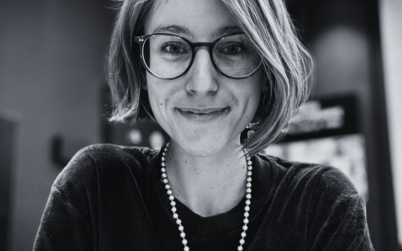 <p>Pomysłodawczyni cyklu filmowego &ldquo;Porozmawiaj z nią&rdquo; w kinieNH. Absolwentka Filologii Francuskiej, Tw&oacute;rczego pisania i Gender Studies. Wielbicielka kina francuskiego, zwłaszcza wsp&oacute;łczesnych reżyserek.&nbsp;</p> <p>Podczas studi&oacute;w odbywałam praktyki w Fundacji na Rzecz Kultury i Edukacji im. Tymoteusza Karpowicza we Wrocławiu, w ramach kt&oacute;rych przeprowadzałam wywiady z artystami związanymi z Wrocławiem. Nawiązałam r&oacute;wnież wsp&oacute;łpracę z Magdaleną Kostyszyn &ndash; publikowałam swoje felietony na jej portalu. W tym czasie moje teksty pojawiły się r&oacute;wnież w Krytyce Politycznej, Wysokich Obcasach czy Ofeminin. Przyjemność z pisania i rozm&oacute;w z ludźmi zmaterializowała się w postaci wsp&oacute;łpracy z czasopismem &ldquo;Replika&rdquo;. W ramach tej działalności przeprowadzałam wywiady z osobami artystycznymi: malarkami Lilianą Zeic i Agatą Słowak, dyrygentem Lwem Galaksym, a także pisałam felietony i recenzje literackie. Razem z redakcyjnymi koleżankami zorganizowałyśmy dwa projekty artystyczne, w ramach kt&oacute;rych powstały kalendarze uwidaczniające queerowe kobiety w polskiej przestrzeni publicznej.&nbsp;</p> <p>Jestem pomysłodawczynią autorskiego cyklu filmowego &ldquo;Porozmawiaj z nią&rdquo; organizowanego we wsp&oacute;łpracy Kina Nowe Horyzonty oraz Fundacji Herstory. Jako stała bywalczyni filmowych spotkań, ze smutkiem obserwowałam nikły udział kobiet w rozmowach i dyskusjach. Wiedząc, że taki stan rzeczy związanych jest z socjalizacją, a także obserwując przełom w branży filmowej w postaci coraz silniejszego głosu grup wrażliwych, postanowiłam stworzyć inkluzywną przestrzeń, w kt&oacute;rej każda osoba będzie mogła dzielić się swoimi spostrzeżeniami i emocjami wywołanymi przez filmy. W ramach cyklu spotykamy się, aby oglądać filmy i o nich rozmawiać, szukamy feministycznych trop&oacute;w i uwidaczniamy kobiety związane z kinematografią. Cykl cieszy się ogromnym zainteresowaniem wśr&oacute;d widz&oacute;w, a nasze zaproszenia przyjmują osoby z branży filmowej i środowiska aktywistycznego.&nbsp;</p> <p>Moim największym sukcesem są te wszystkie relacje, kt&oacute;re nawiązały się między obcymi osobami, kt&oacute;re poznały się przychodząc porozmawiać o kinie na m&oacute;j cykl. Kultura to dla mnie spotkanie.&nbsp;</p> <p><strong>Rekomendacje:</strong></p> <ul class="wp-block-list"> <li>Klaudia Pańczyszyn</li> <li>Małgorzata Sikora-Tarnowska</li> <li>Jarosław Sk&oacute;ra</li> </ul>