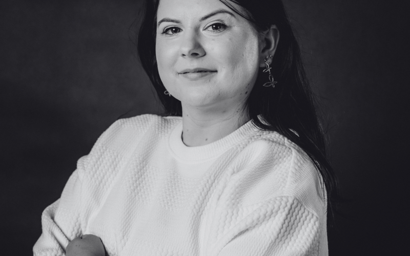<p>Kulturoznawczyni, animatorka kultury i działaczka społeczna. Bogate doświadczenie w pracy z NGO i samorządem, specjalizuje się w kulturze na obszarach wiejskich.&nbsp;</p> <p>Witajcie! Jestem kulturoznawcą, animatorką kultury i działaczką społeczną, a moja przygoda z kulturą na terenach wiejskich trwa już od dobrych kilkunastu lat. Blisko 11 lat spędziłam w Urzędzie Gminy na stanowisku ds. wsp&oacute;łpracy lokalnej i promocji, gdzie miałam okazję zgłębić tajniki życia wiejskiego i wyzwań, z jakimi mierzą się jego mieszkańcy. Dzięki temu nauczyłam się nie tylko słuchać potrzeb ludzi, ale i odpowiadać na nie z pomysłem i humorem.&nbsp;</p> <p>W międzyczasie zostałam przewodniczącą stowarzyszenia &bdquo;Lepsze jutro, tw&oacute;rzmy dziś&rdquo;, gdzie od 2014 roku działam z zapałem, organizując r&oacute;żne kulturalne przedsięwzięcia. Od &bdquo;Festiwalu Dobrych Życzeń&rdquo; przez warsztaty artystyczne w wiejskich świetlicach, aż po edukacyjny program &bdquo;Poznaję Gminę Gaworzyce z Gaworkiem&rdquo;, w kt&oacute;rym tworzymy edukacyjne&nbsp; bajki o naszym regionie. Z pewną dumą mogę powiedzieć, że nasze projekty zostały docenione przez Narodowe Centrum Kultury &ndash; mieliśmy nawet okazję pokazać naszą pracę na Og&oacute;lnopolskiej Giełdzie Projekt&oacute;w w Katowicach.&nbsp;</p> <p>Przez lata, zajmowałam się też organizacją dużych imprez, jak Gaworzycki Jarmark Kupiecki czy Zlot K&oacute;ł Gospodyń Wiejskich. Zainicjowałam &bdquo;Wielkanocną grę terenową&rdquo; dla NGO z terenu Wzg&oacute;rz Dalkowskich, kt&oacute;ra jest kontynuowana i co roku przyciąga coraz więcej uczestnik&oacute;w.&nbsp;</p> <p>Moją pasją jest łączenie ludzi &ndash; samorządu, organizacji społecznych i instytucji kultury. Wierzę, że razem możemy zdziałać więcej, a dobra diagnoza potrzeb lokalnych, kulturalnych to klucz do sukcesu. Czuję się też częścią programu Odnowy Dolnośląskiej Wsi &ndash; tu drzemie ogromny kulturalny potencjał.&nbsp;</p> <p>Kiedy sama nie zajmuję się organizacją wydarzeń, to pewnie uczestniczę w innych. Prowadzę też swojego bloga &bdquo;Czułostki.com&rdquo;, gdzie daję upust swojej miłości do słowa pisanego, fotografii i podr&oacute;ży. Angażuję się w sprawy społeczne na kilku szczeblach aktywności zawodowej i społecznej, zdecydowanie jest to połączenie pasji z misją.&nbsp;</p> <p><strong>Rekomendacje:</strong></p> <ul class="wp-block-list"> <li>Rafał Pawlak</li> <li>Gminny Ośrodek Kultury I Biblioteki w Gaworzycach</li> </ul>