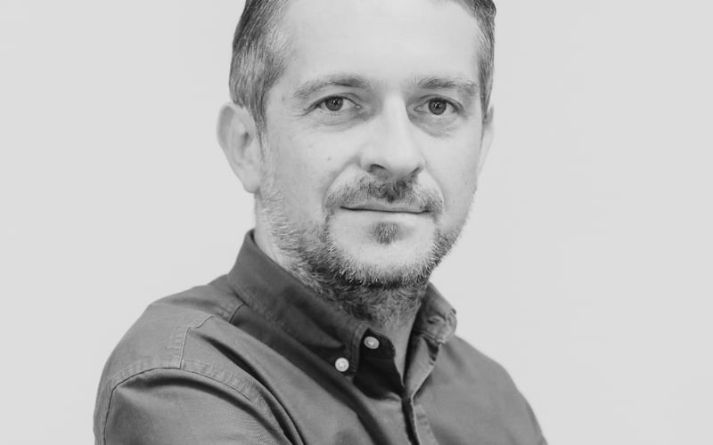 <p>Pracuję w kulturze od 2007, łączę zapał do działania z wieloletnim doświadczeniem. Aktualnie dyrektor Miejskiego Ośrodka Kultury i Sztuki w Bielawie. Wiele dodać, niewiele ująć.&nbsp;</p> <p>Ukończyłem studia magisterskie na kierunku finanse i bankowość oraz podyplomowe na kierunku administracji publicznej. Z lokalnym samorządem jestem związany od 2003 roku. W latach 2007-2014 pracowałem w Urzędzie Miejskim w Pieszycach najpierw jako kierownik Referatu Promocji, p&oacute;źniej na stanowisku zastępcy burmistrza. Następnie przez 5 lat byłem Dyrektorem Samorządowej Instytucji &ndash; Centrum Kultury i Turystyki w Walimiu gdzie byłem odpowiedzialny m.in. za rozw&oacute;j i przebudowę Zamku Grodno, Sztolni Walimskich i 6 świetlic wiejskich. Realizowałem projekty miękkie w ramach MKiDN i Euroregionu Glacensis.&nbsp;</p> <p>Od 2021 roku jestem Dyrektorem Miejskiego Ośrodka Kultury i Sztuki w Bielawie.&nbsp;</p> <p>Jestem otwarty na nowe wsp&oacute;łprace i inicjatywy, wspieram kulturalne przedsięwzięcia organizowane przez niezależne grupy i stowarzyszenia działające na terenie miasta Bielawa i okolic.&nbsp;</p> <p>W swoim zawodowym dorobku organizowałem wiele wydarzeń o dużej randze np. Regałowisko Reggae Rock Festiwal, Dni Bielawy, Dni Pieszyc, międzynarodowe festiwale muzyczne, dożynki gminne i powiatowe, pikniki, Festiwal Sera, Festiwal Gulaszu, Szanty w Rzeczce, Otwarcie sezonu turystycznego w G&oacute;rach Sowich, Jarmark Średniowieczny czy liczne uroczystości okazjonalne i patriotyczne.&nbsp;</p> <p><strong>Rekomendacje:</strong></p> <ul class="wp-block-list"> <li>Studio Piosenki i Tańca &bdquo;FART&rdquo;</li> <li>KUBA dance studio</li> <li>Joanna Mogilnitskiy</li> <li>BWA BREAKERS</li> </ul>