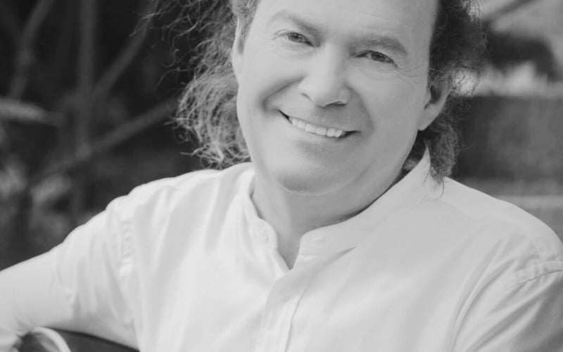 <p>Kompozytor, wokalista, aranżer, autor tekst&oacute;w, reżyser, manager i producent muzyczny. Znany jako wokalista i manager znanej grupy Spirituals Singers Band (1978 &ndash; 1994), oraz z występ&oacute;w w projektach Janusz Cedro live in concert (1995-1997), Janusz Cedro and the Band(1997 &ndash; 2000).&nbsp;</p> <p>W&nbsp; połowie 2018 Janusz Cedro powraca na scenę z nowym projektem Janusz Cedro &ndash; Solo -recital NAJPIĘKNIEJSZE PIOSENKI ŚWIATA, CZYLI POLSKIE PRZEBOJE MUZYKI ROZRYWKOWEJ LAT 60-TYCH I 70-TYCH, a potem kolejne PIEŚNI GOSPEL &ndash; KORZENIE JAZZU, recital autorski UWIERZ MI, oraz JAZZ STANDARDS.&nbsp;</p> <p>Janusz Cedro wracając w 2016 roku na scenę za cel w koncertowaniu obrał Dolny Śląsk, jego&nbsp; Małą Ojczyznę , a cykl koncert&oacute;w nosi tytuł ROZŚPIEWANY DOLNY ŚLĄSK, bo każdy koncert zamienia się w Jedno Wielkie Wsp&oacute;lne Śpiewanie.&nbsp; Koncerty odbywają się w miastach i miasteczkach Dolnego Śląska, w salach widowiskowych w Miejskich Dom&oacute;w&nbsp; Kultury, Teatrach , Gminnych Ośrodkach Kultury etc.&nbsp;</p> <p>W kwietniu&nbsp; 2024 r., uchwałą Stowarzyszenia Autor&oacute;w Zaiks z dnia 10.04.20224 r., Janusz Cedro&nbsp; został członkiem Stowarzyszenia.&nbsp;</p> <p>Patronat Medialny: RADIO WROCŁAW, TVP3 WROCŁAW, Gazeta Wyborcza Wrocław, Telewizja DTV24, Niesamowity Dolny Śląsk, My Wrocławianie, Doba.pl i TuWrocław.&nbsp;</p> <p>JANUSZ CEDRO od ponad trzech dekad na rynku muzycznym , ponad 3.000 koncert&oacute;w w Polsce, Europie i USA.&nbsp;</p> <p>Od 6 lat gra koncerty tylko na Dolnym Śląsku.&nbsp;</p> <p><strong>Rekomendacje:</strong></p> <ul class="wp-block-list"> <li>Koło Środowisk Tw&oacute;rczych i Polityki Międzykulturowej Platformy Obywatelskiej we Wrocławiu</li> </ul>
