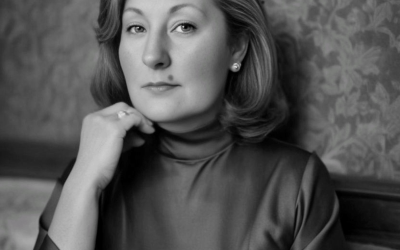 <p>Sopranistka i promotorka kultury, autorka projekt&oacute;w &bdquo;R&oacute;życki 2.0&rdquo; i &bdquo;Opera da się lubić&rdquo;. Pracownik referatu Promocji UM w Karpaczu,&nbsp; organizuje wydarzenia kulturalne na Dolnym Śląsku.&nbsp;</p> <p>Uznana sopranistka dramatyczna oraz promotorka kultury, aktywnie działająca na Dolnym Śląsku. Studiowała na Akademii Muzycznej w Katowicach, zdobyła międzynarodowe uznanie dzięki zwycięstwu w prestiżowym konkursie Elizabeth Connell Prize for Dramatic Sopranos w Sydney. W swojej karierze występowała na scenach Opery Śląskiej, TWON, Opery Bałtyckiej oraz na festiwalach międzynarodowych, takich jak Bregenzer Festspiele, Immling Festspiele w Niemczech. W jej repertuarze znajdują się najważniejsze role operowe, m.in. Aida, Elżbieta w &bdquo;Don Carlosie&rdquo;, Leonora w &bdquo;Mocy przeznaczenia&rdquo; Verdiego czy słynna Tosca.&nbsp;</p> <p>Opr&oacute;cz działalności artystycznej, Anna Patrys jest zaangażowana w liczne projekty promujące sztukę i muzykę klasyczną. Autorski projekt &bdquo;R&oacute;życki 2.0 &ndash; R&oacute;życki Reimaginowany&rdquo; poświęcony jest reinterpretacji tw&oacute;rczości Ludomira R&oacute;życkiego, odkrywając jego muzykę na nowo w nowoczesnym kontekście. Kolejna inicjatywa, &bdquo;Opera da się lubić&rdquo;, popularyzuje operę w spos&oacute;b przystępny i angażujący dla szerokiej publiczności.&nbsp;</p> <p>W sferze online artystka stworzyła serie koncert&oacute;w monograficznych &bdquo;Śpiewogranie&rdquo; oraz &bdquo;Klasyka dla Ciebie&rdquo;, kt&oacute;re obejmują łącznie 15 koncert&oacute;w dostępnych online. Te wydarzenia zyskały uznanie za nowoczesne podejście do prezentowania muzyki klasycznej.&nbsp;</p> <p>Anna Patrys wsp&oacute;łpracuje z Karkonoską Filharmonią Kameralną, dla kt&oacute;rej stworzyła nazwę i logo, wspierając rozw&oacute;j i promocję zespołu. Angażuje się we wsp&oacute;łpracę z lokalnymi organizacjami, takimi jak Fundacja Boskie Karkonoskie, promując kobiety w kulturze, oraz Stowarzyszenie Senior w Mysłakowicach, dla kt&oacute;rego tworzy wydarzenia kulturalne.&nbsp;</p> <p>Anna Patrys wsp&oacute;łorganizowała koncerty noworoczne w Zdrojowym Teatrze Animacji w Jeleniej G&oacute;rze i przyciąga uwagę meloman&oacute;w lokalnych oraz międzynarodowych, umacniając pozycję Dolnego Śląska na mapie kulturalnej Polski.&nbsp;</p> <p><strong>Rekomendacje:</strong></p> <ul class="wp-block-list"> <li>Krystyna Janda</li> <li>Jerzy Łużniak</li> </ul>