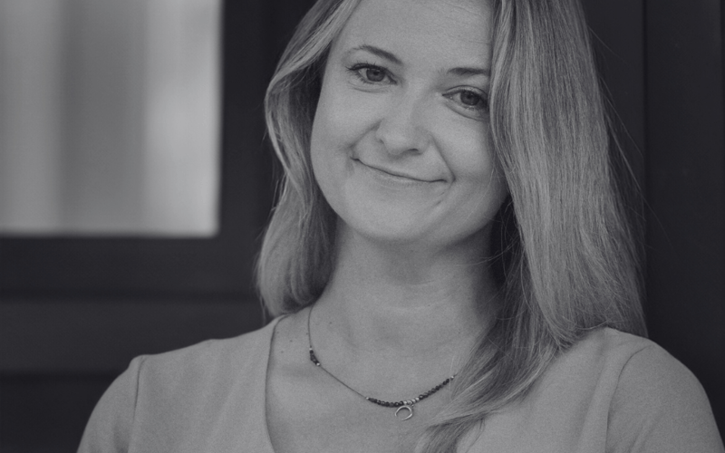 <p>Fotograf, manager kultury, założycielka grupy FotoAmator. Prowadzi działalność tw&oacute;rczą i pracuje w Ośrodku Kultury w Miliczu. Absolwentka historii sztuki Uniwersytetu Wrocławskiego.&nbsp;&nbsp;</p> <p>Anna Sobolewska, jest mieszkanką Milicza na Dolnym Śląsku, absolwentką historii sztuki na Uniwersytecie Wrocławskim oraz reklamy i projektowania graficznego w szkole &bdquo;Creo&rdquo;. W 2018 roku ukończyła studia podyplomowe &bdquo;Zarządzanie Plac&oacute;wkami Kultury&rdquo; na Uniwersytecie Ekonomicznym we Wrocławiu.&nbsp;</p> <p>Od 2021 roku Anna pracuje w Ośrodku Kultury w Miliczu jako specjalistka ds. edukacji artystycznej i realizacji projekt&oacute;w kulturalno-społecznych. Aktywnie działa r&oacute;wnież jako fotografka, realizując własne projekty artystyczne. Wśr&oacute;d jej najważniejszych projekt&oacute;w artystycznych znajdują się &bdquo;Explore&rdquo; (2017), &bdquo;Hydro-Projekt&rdquo; (2019), &bdquo;LolPop&rdquo; (2022) i &bdquo;Miasto Zasypia&rdquo; (2024) . Projekt &bdquo;LolPop&rdquo; zdobył jedną z gł&oacute;wnych nagr&oacute;d na konkursie &bdquo;Plac zabaw&rdquo; podczas 6. Wielkopolskiego Festiwalu Fotografii im. Ireneusza Zjeżdżałki w Poznaniu. Jej prace były prezentowane w Polsce na wystawach indywidualnych i zbiorowych.&nbsp;</p> <p>W 2016 roku założyła amatorską grupę fotograficzną &bdquo;FotoAmator&rdquo;, kt&oacute;ra zrzesza ponad dwudziestu entuzjast&oacute;w fotografii z Dolnego Śląska. Jako liderka tej grupy, organizuje warsztaty fotograficzne, wystawy, plenery oraz wykłady, kt&oacute;re umożliwiają lokalnej społeczności rozw&oacute;j fotograficznych pasji.&nbsp;</p> <p><strong>Rekomendacje:</strong></p> <ul class="wp-block-list"> <li>członkowie i członkinie grupy FOTOAMATOR</li> <li>Jolanta Sławenta</li> </ul>